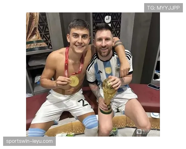 梅西C罗携手亮相慈善赛 共谱足坛爱心篇章