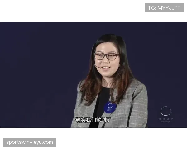 看到张楠机场那堆行李我就尴尬了，随手一个牌子能把我工资吃光